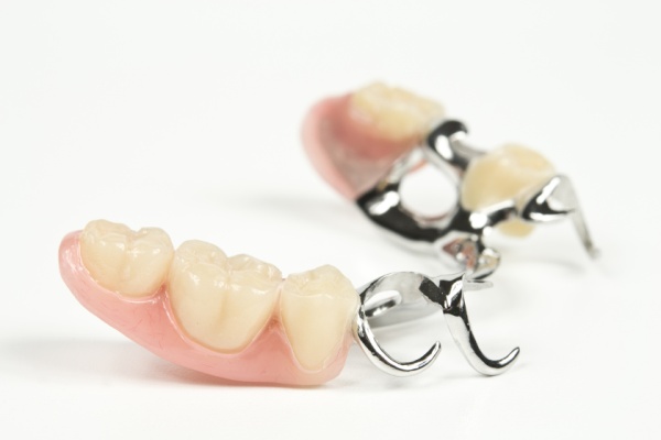Съемное протезирование зубов: показания, виды протезов, цена услуги в Мурманске